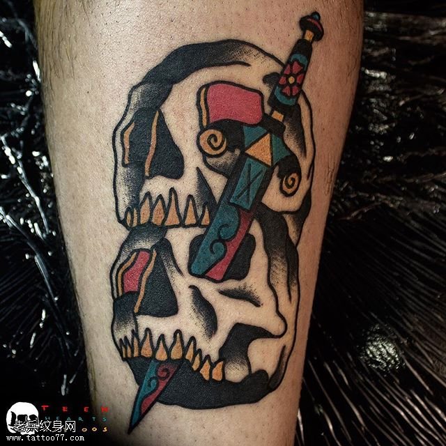 腿部彩绘骷髅匕首纹身图案