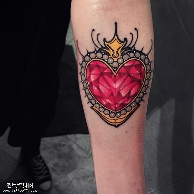 手臂写实红色的心纹身图案
