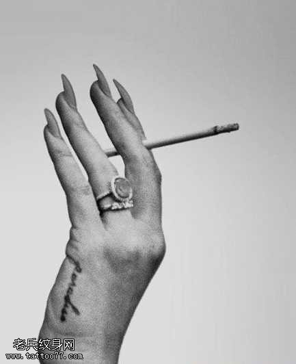 手部字母纹身图案