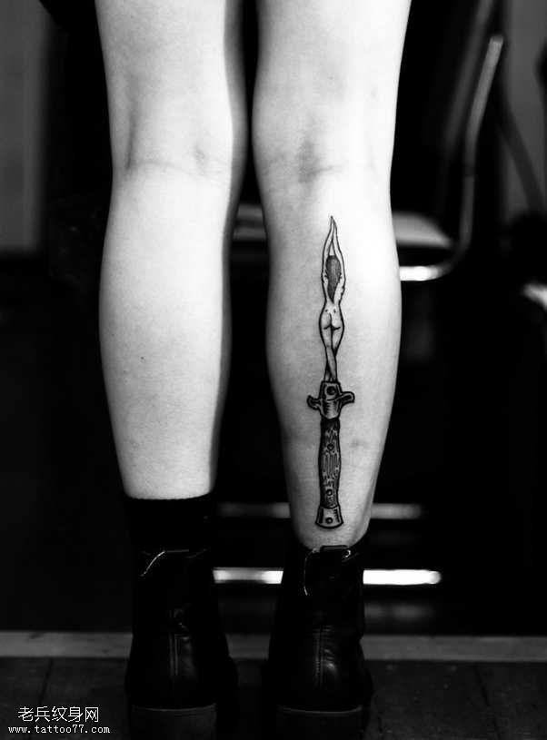 腿部刀剑纹身图案
