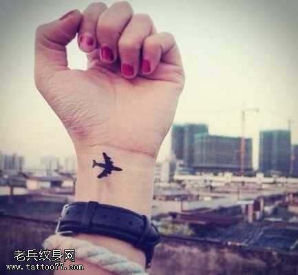 手臂小清新飞机纹身图案