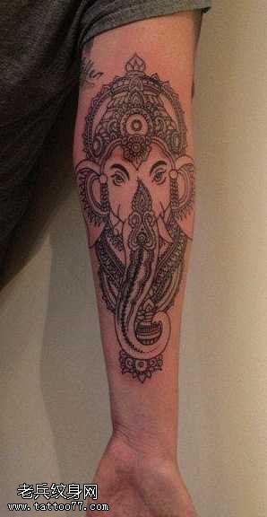 手臂象神纹身图案
