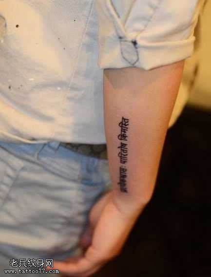 手部美妙的英文字纹身图案