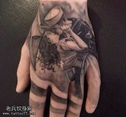 手臂亲吻纹身图案