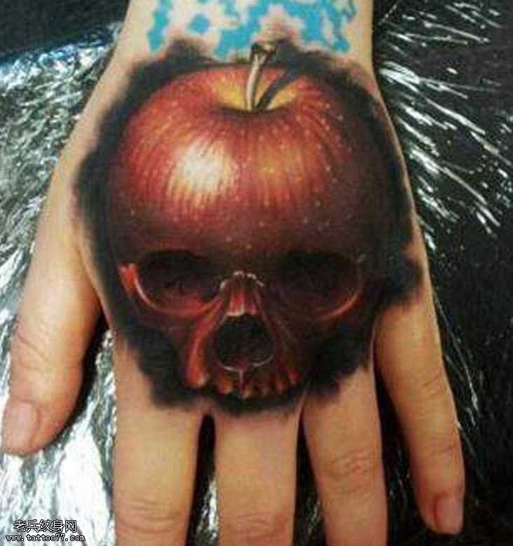 手部骷髅苹果纹身图案