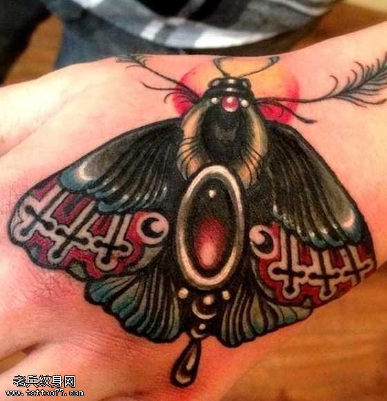 手背蝴蝶纹身图案