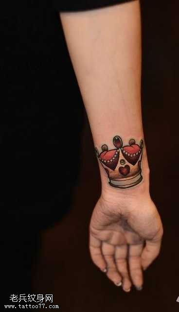 手部小清新彩色皇冠纹身图案