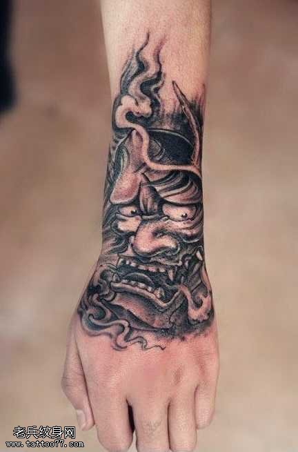 手臂黑灰般若纹身图案