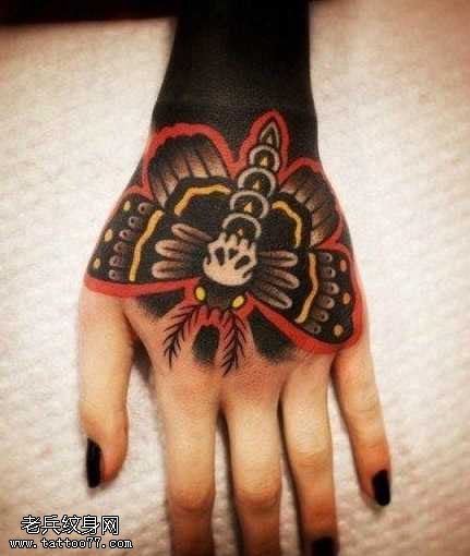 手臂黑飞蛾纹身图案