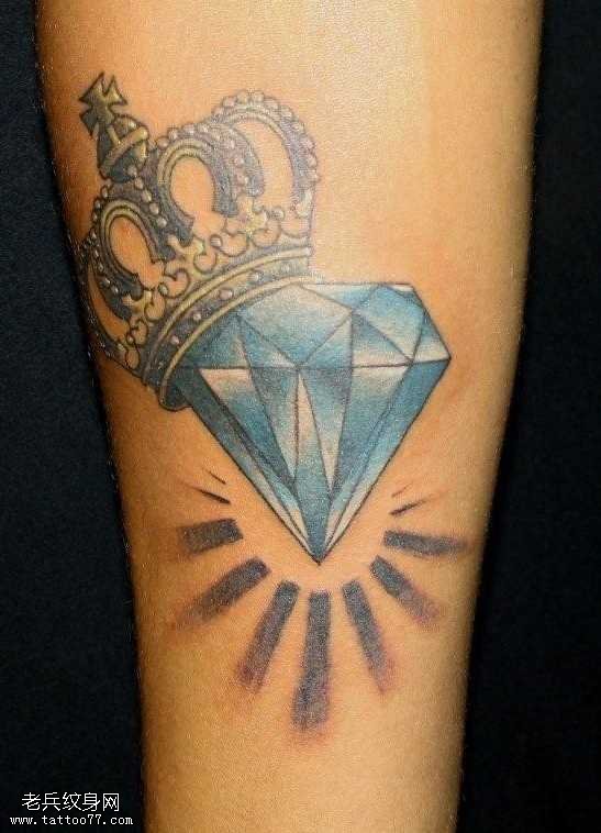 手臂钻石皇冠纹身图案