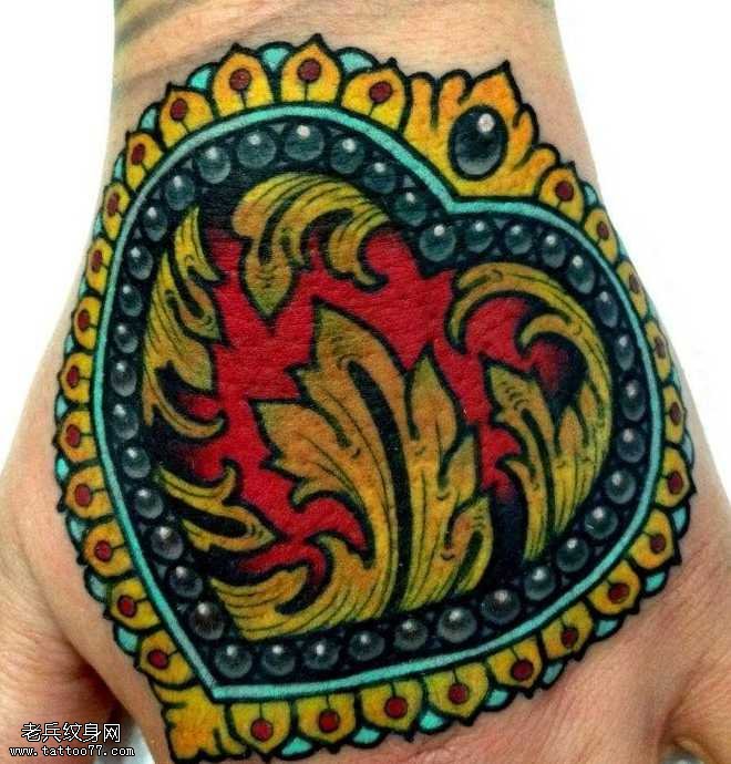 手背潮流爱心纹身图案