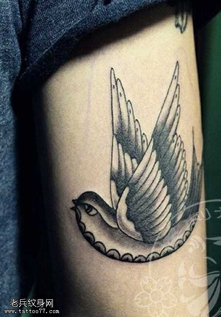 手臂燕子纹身图案