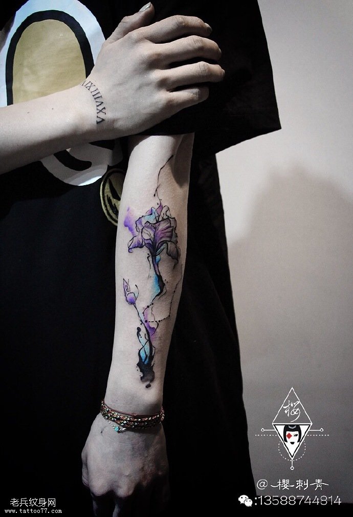 手臂泼墨的艺术花卉纹身图案
