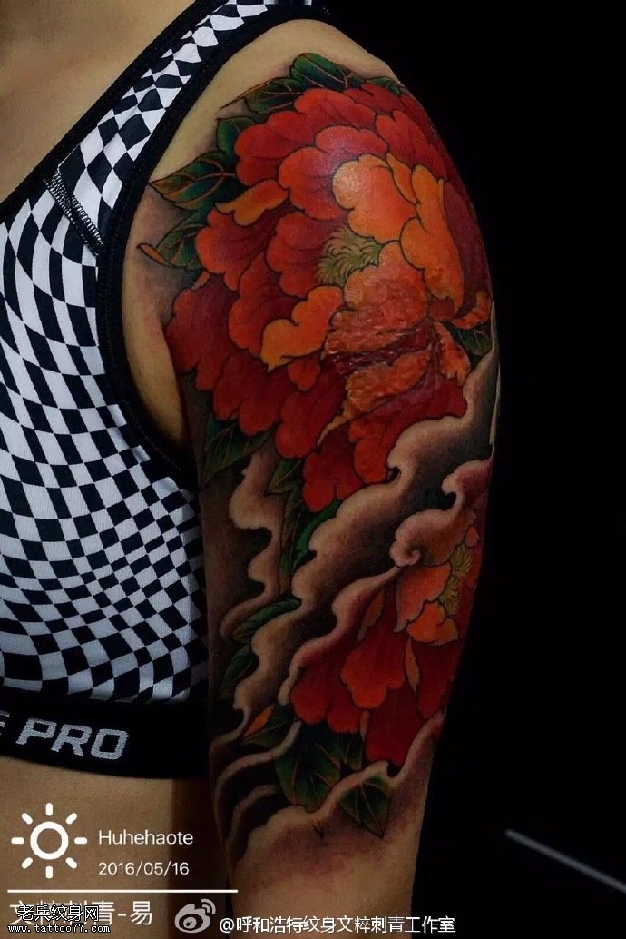 大臂经典中国红牡丹纹身图案