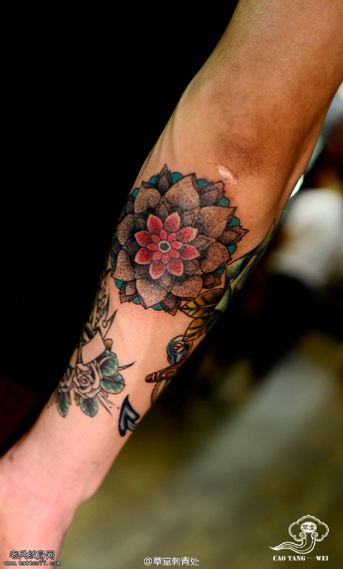 手臂彩绘点刺的梵花纹身图案