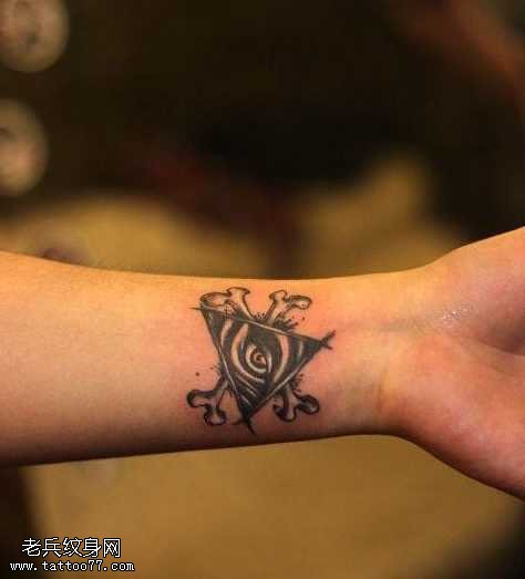 手腕上帝之眼纹身图案