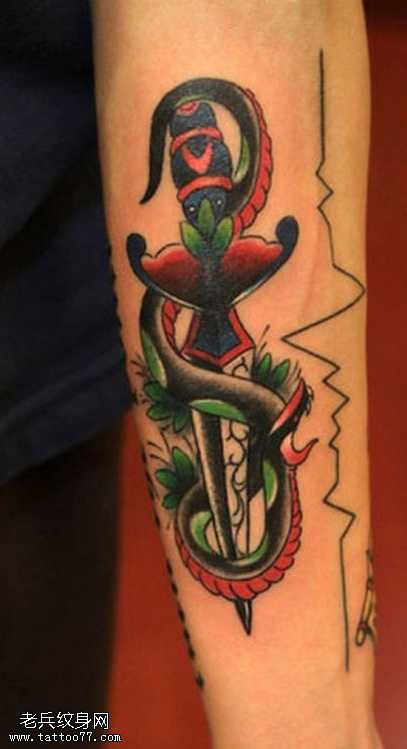 大气匕首蛇纹身图案