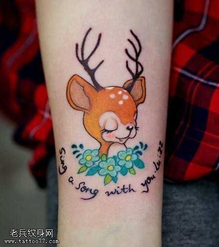 手臂卡通鹿纹身图案