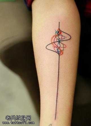 手臂彩线纹身图案