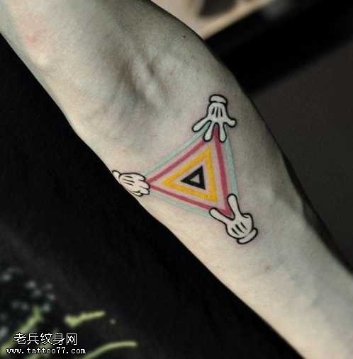 手臂三角纹身图案