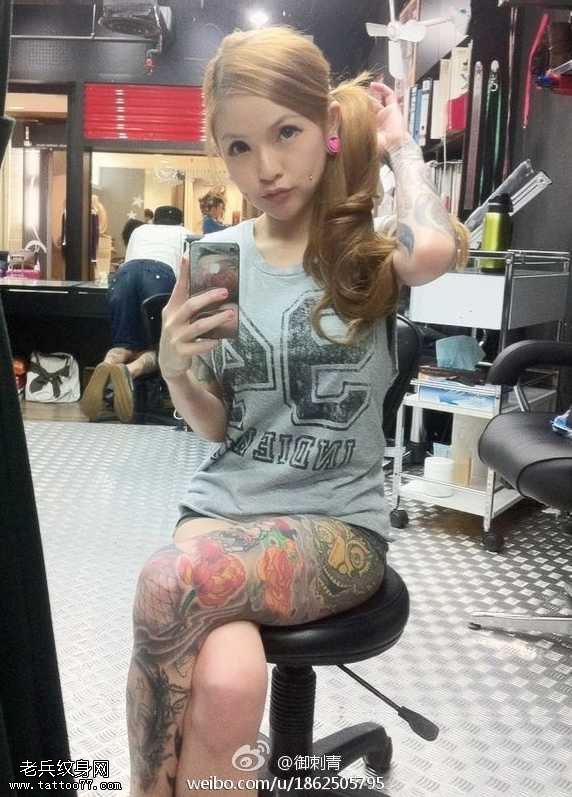 火辣性感的美女纹身师