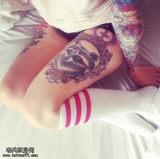 腿部彩色漂亮的纹身图案