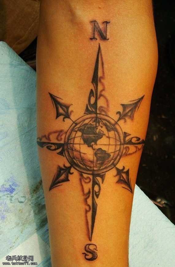 手臂指南针纹身图案