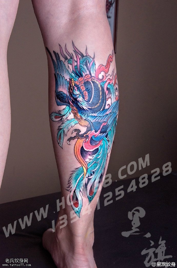 小腿上彩绘的凤凰纹身图案