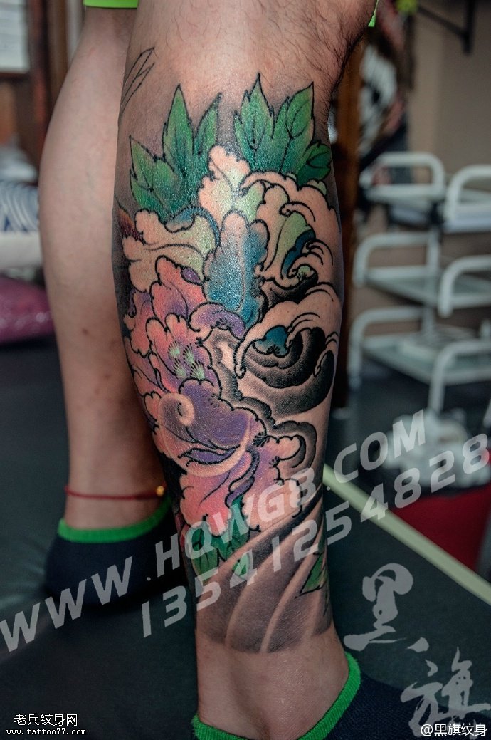 小腿上彩绘的牡丹纹身图案