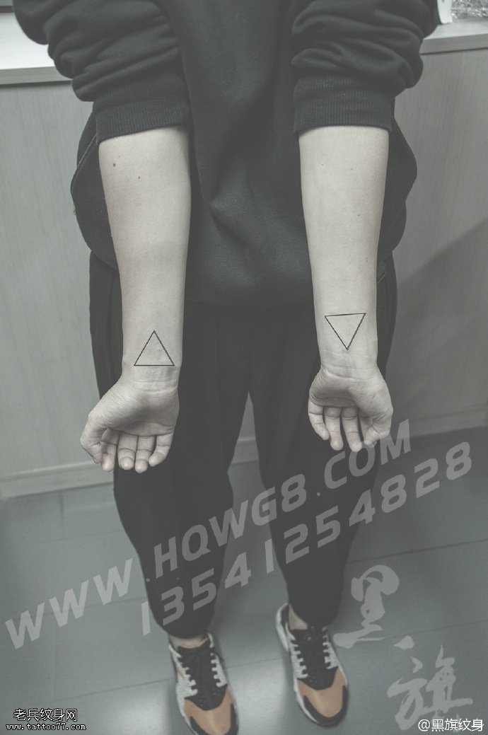 手腕上简单的三角纹身图案