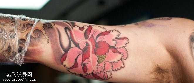 手臂牡丹花纹身图案