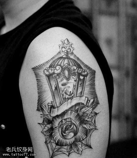 手臂灯花纹身图案