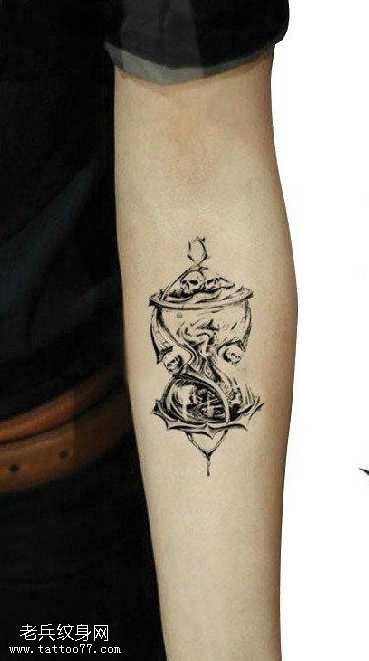 一幅沙漏骷髅纹身图案
