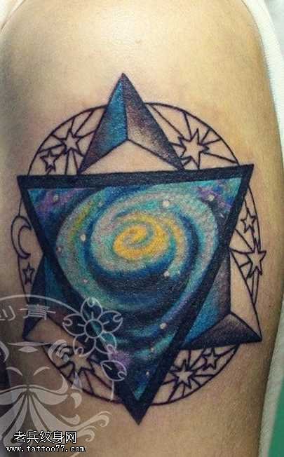 手臂星空纹身图案