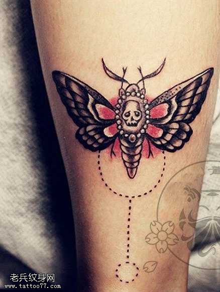 腿部飞蛾纹身图案
