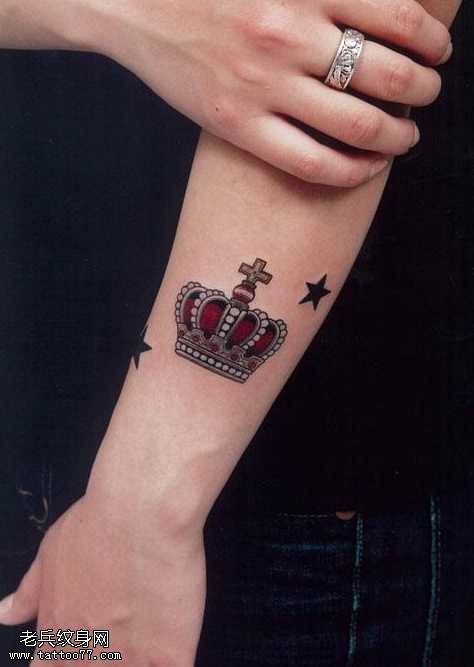 手腕皇冠字母纹身图案
