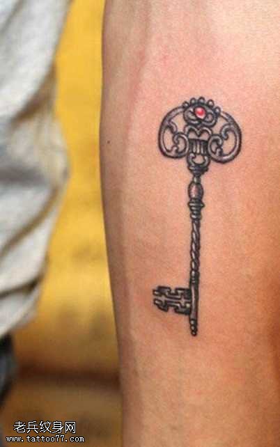 手臂钥匙纹身图案