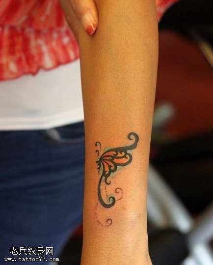 手臂蝴蝶纹身图案