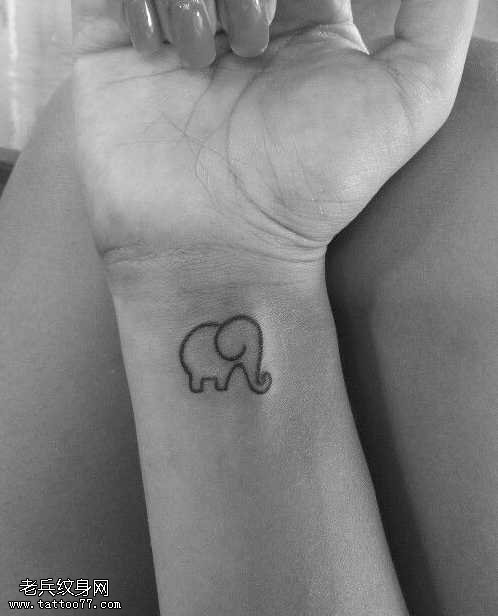 手臂小象纹身图案