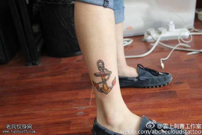 小腿彩绘的船锚纹身图案