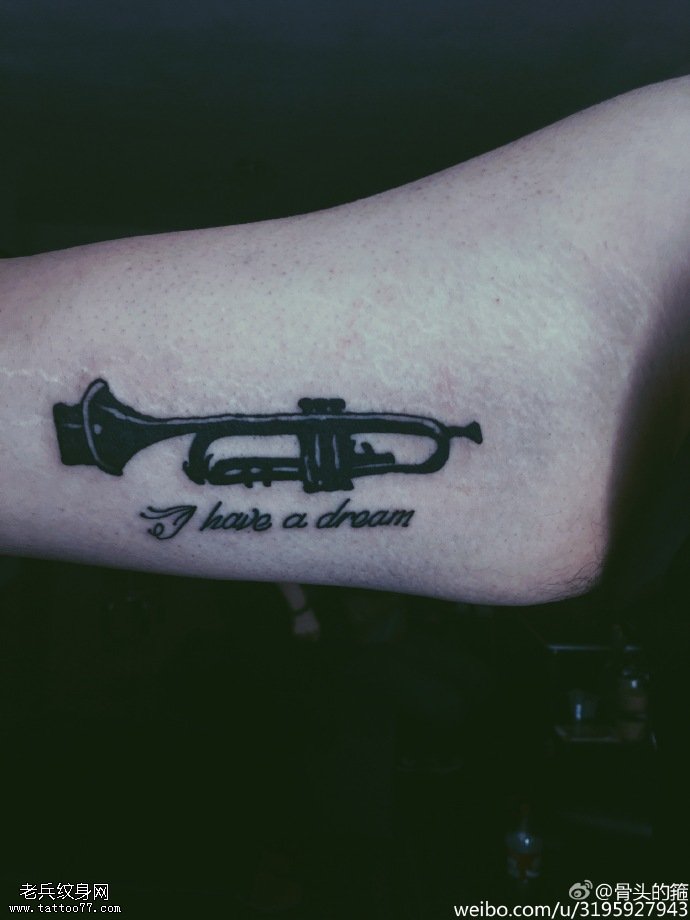 大臂经典铜号纹身图案