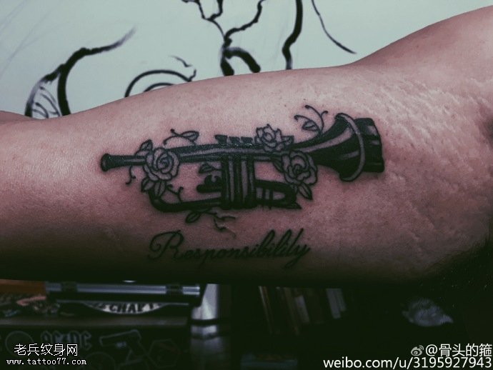大臂的唢呐纹身图案