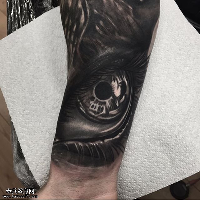 手臂3D清澈大眼睛纹身图案