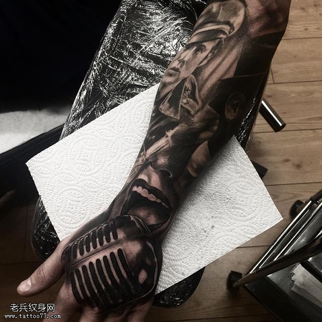 手臂经典的麦克风纹身图案