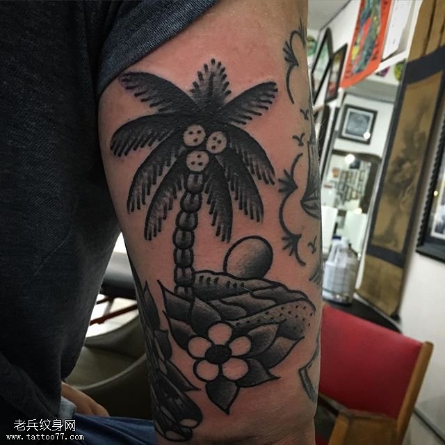 大臂上的海南椰子树纹身图腾