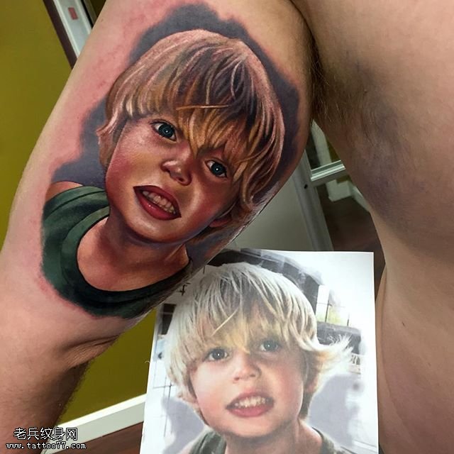手臂欧美小男孩纹身图案