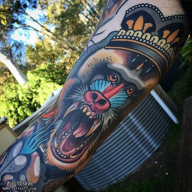 大臂彩绘的山魈纹身图案