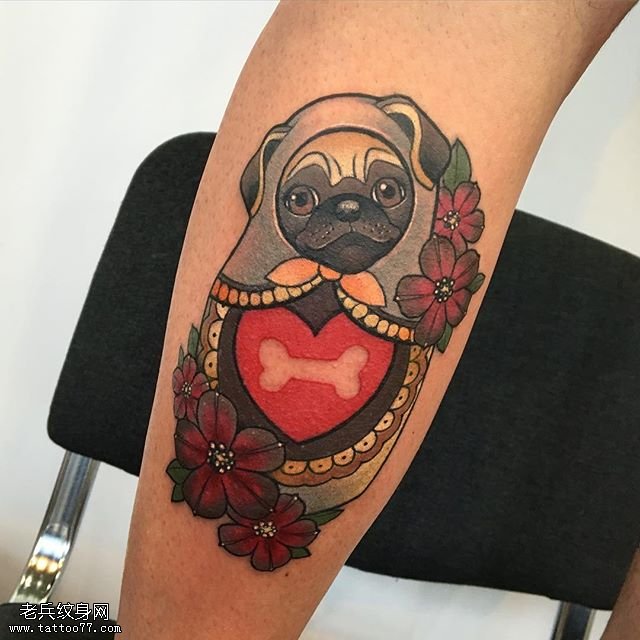 手臂彩绘的小狗仔纹身图案
