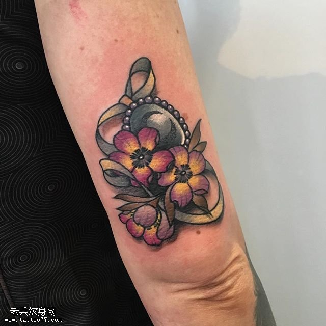 经典写实的花卉纹身图案