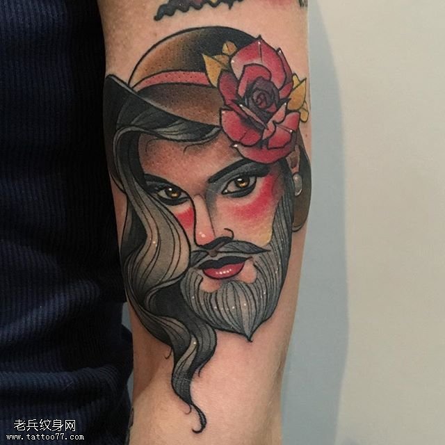 手臂彩绘的美男子纹身图案